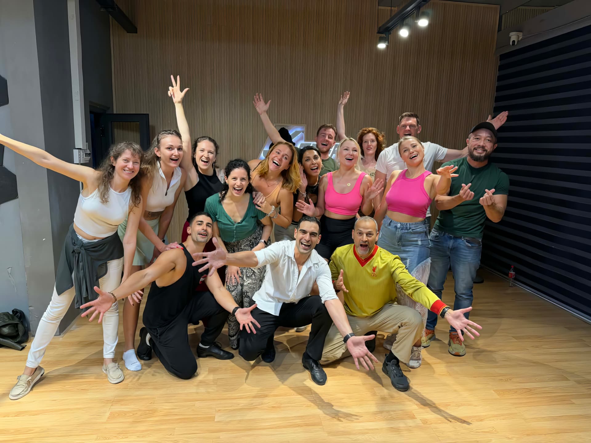 Grupo de personas bailando salsa juntas en una fiesta