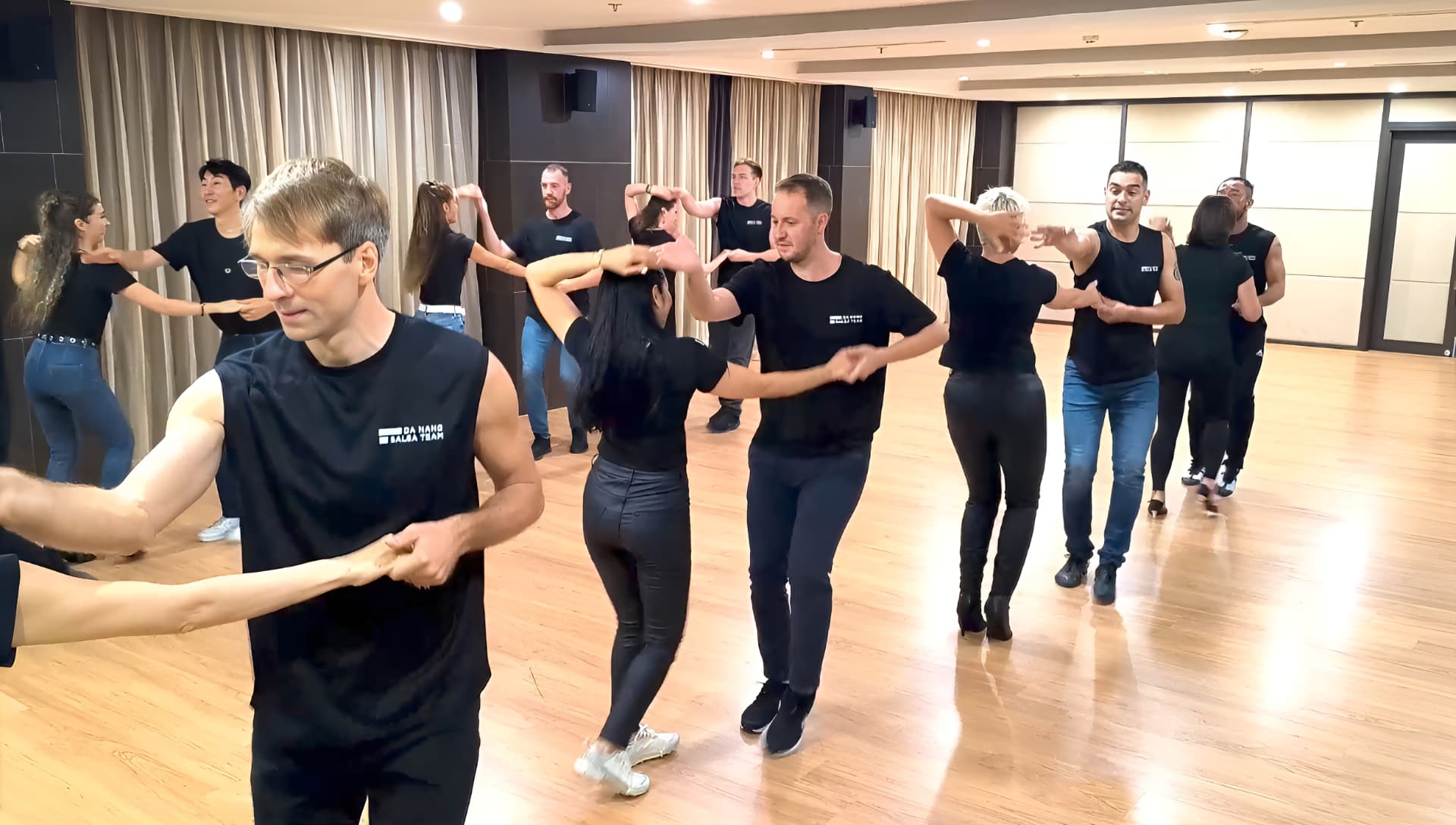 Clase grupal de salsa en el estudio de Viaje de Éxito