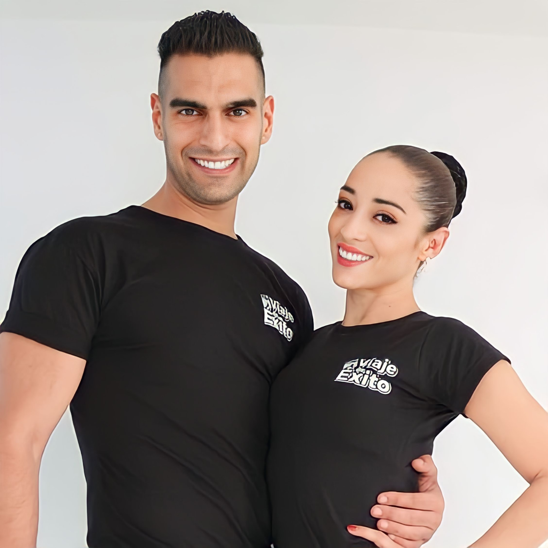 Los maestros de Viaje de Éxito bailando salsa juntos