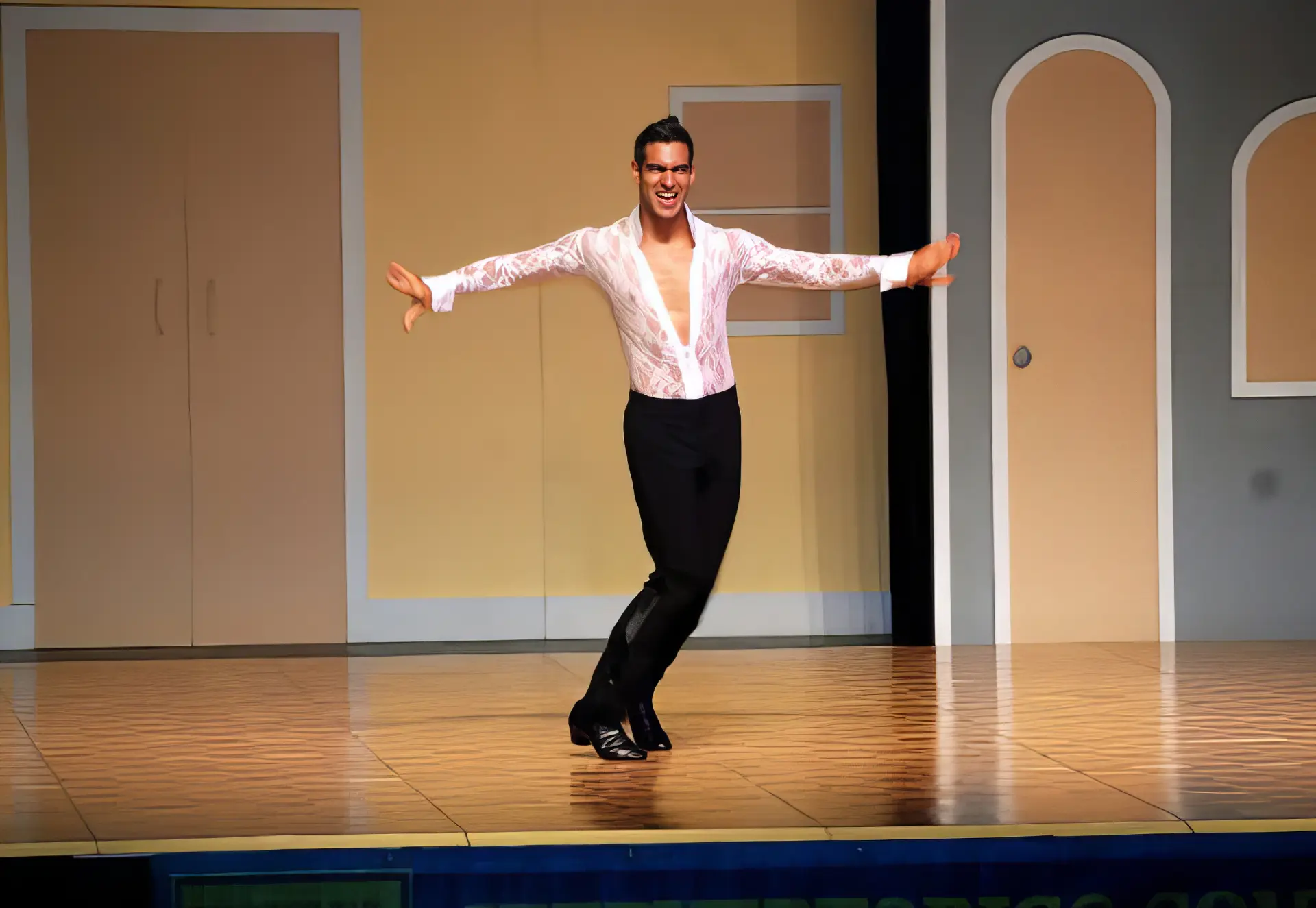 Bailarín de salsa en escenario durante una presentación de Viaje de Éxito
